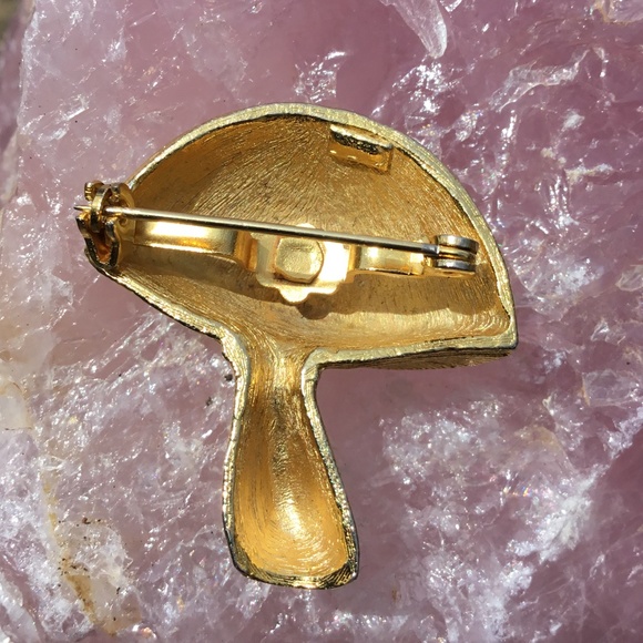 Little Vintage Gold Mushroom Brooch/Pin - Picture 3 of 4